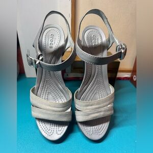 Crocs Womens Leigh II Wedge Sandals Sz 9 Gray Open Toe Ankle Strap 202511